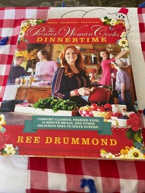 The Pioneer Woman Cooks: Dinnertime Cookbook - Red Cover by Ree Drummond